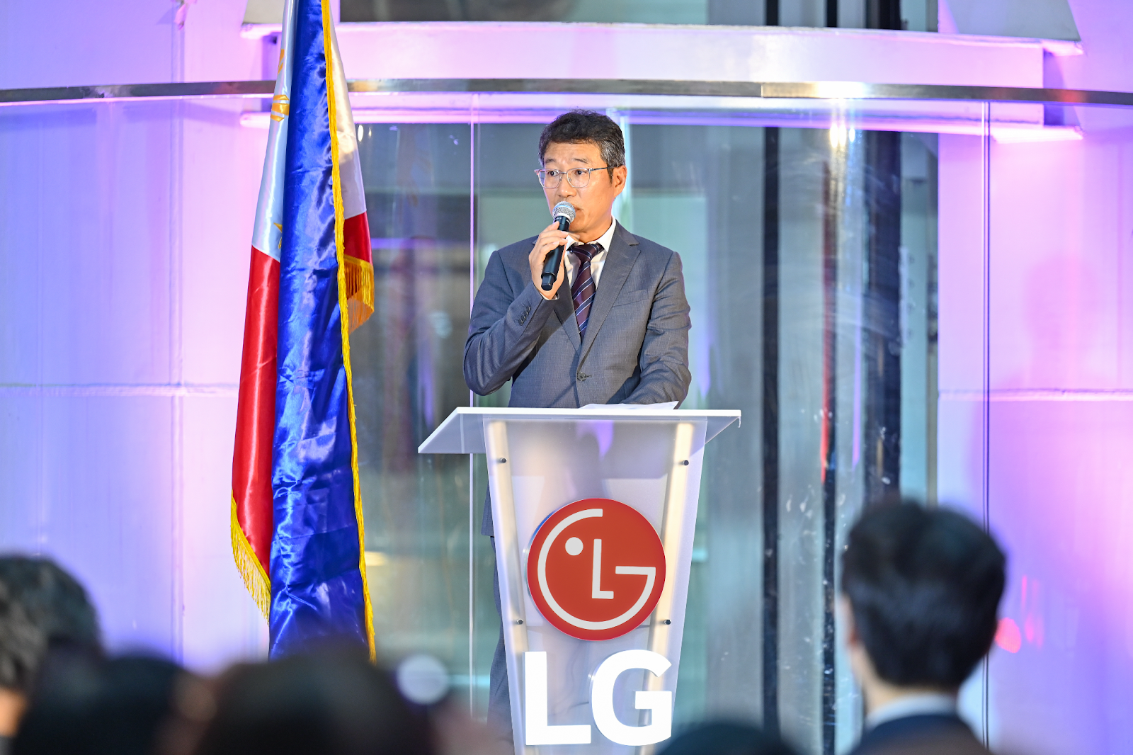 Celebrating 12 Years of OLED Excellence, LG Showcases “Fragments” by Isaiah Cacnio at the National Museum of Natural History