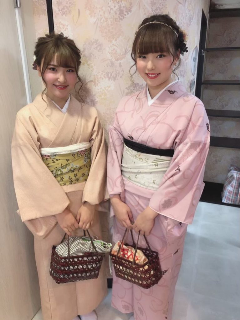 Kimono elegante en colores suaves, perfecto para fotografías de verano que muestran opciones de estilo profesionales que equilibran la tradición con la comodidad.