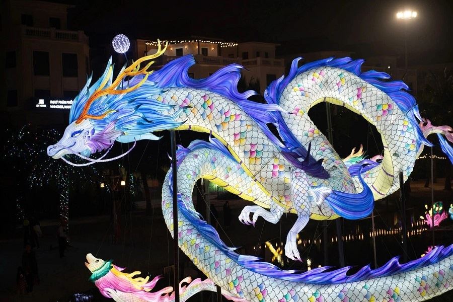 ‘White Dragon’ lantern model with 16m long, 6,8m wide, and 7m high