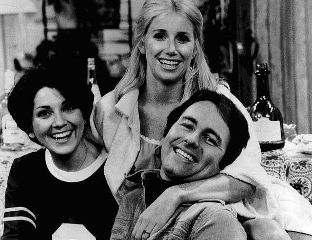 Joyce DeWitt, icône de la sitcom Vivre à trois (Three's Company) avec Chrissy Snow et Jack Tripper.