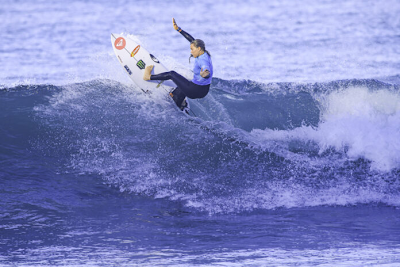 Laura Raupp foi a única surfista brasileira a competir na abertura do evento, que contou com apenas quatro baterias (Foto: Laurent Masurel/World Surf League)