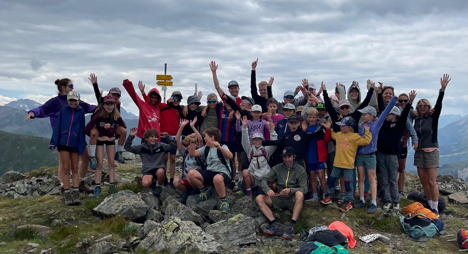Ein Bild, das draußen, Himmel, Gruppe, Wandern enthält.

Automatisch generierte Beschreibung