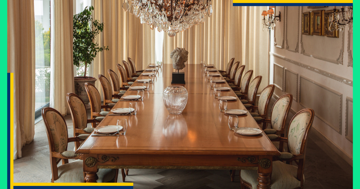 If you appreciate timeless beauty and intricate craftsmanship, traditional Dining Table Sets are ideal. These usually come in solid hardwoods like Sheesham, teak, or mahogany and feature ornate legs, rich finishes, and vintage charm.