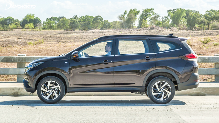 Toyota Rush có thiết kế thân xe khá hiện đại và thể thao