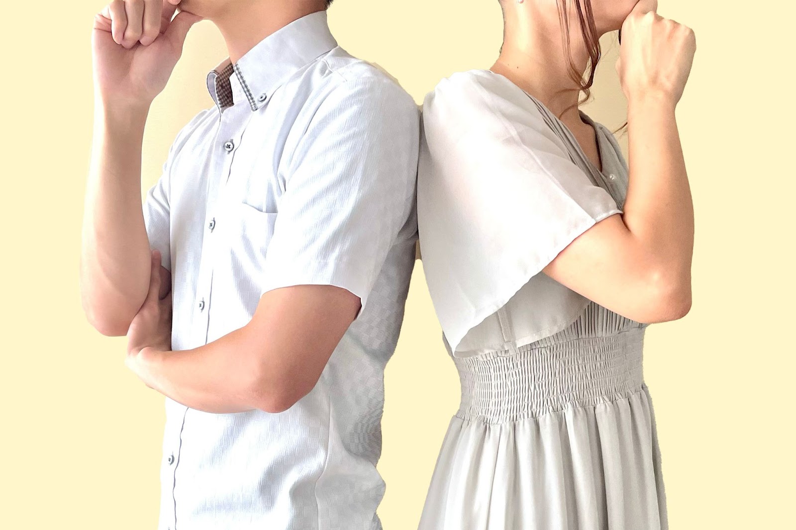 背中合わせの男女