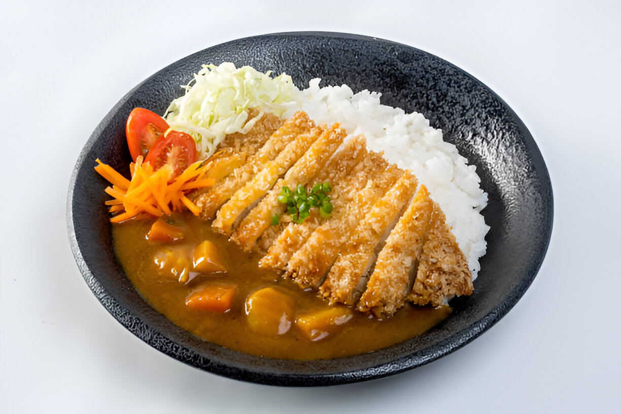 Katsu disajikan dengan curry jepang dan nasi putih hangat.