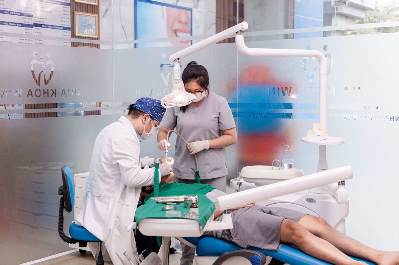 Bác sĩ Biên trực tiếp thực hiện ca nhổ răng tại Nha Khoa Win