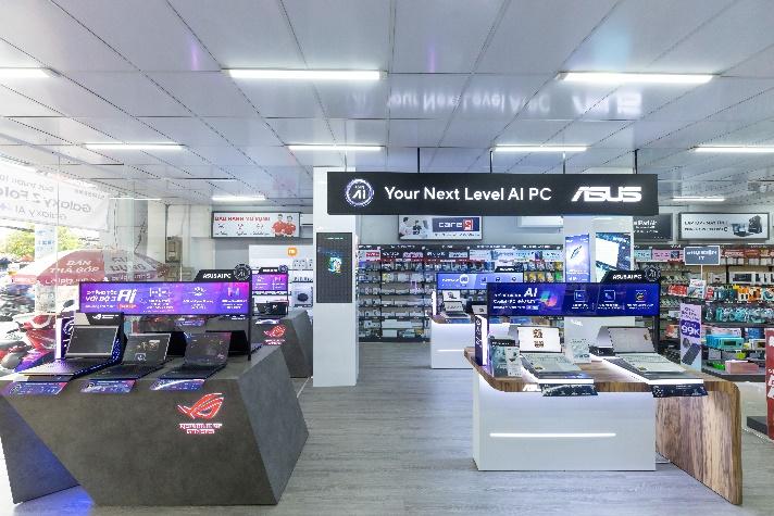 A store with computers and electronicsDescription automatically generated