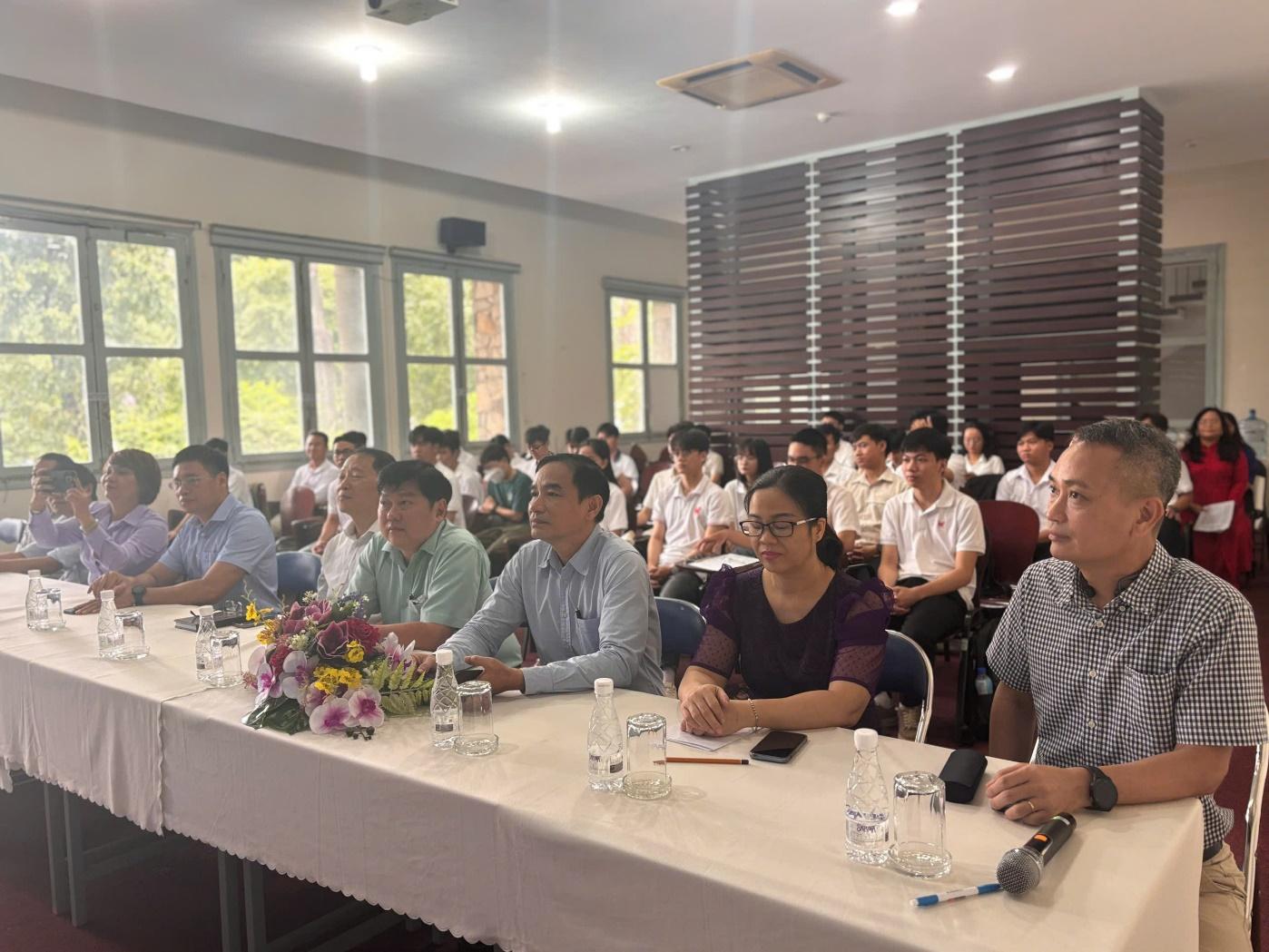 D:\\o E\\HINH LE TUYEN DUONG KHEN THUONG SV 2025\\CHON HINH DĂNG BAI\\_A-DSS-04001--z676-836....jpg