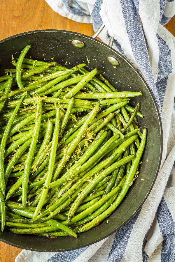 Sauteed green beans with garlic in a fry pan