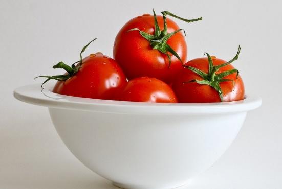 Un bol con varios tomates maduros