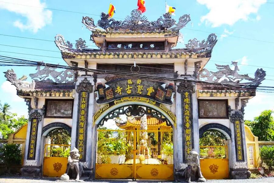 Linh Thuu Pagoda is one of the oldest pagodas in Tien Giang Province. Source: Traveloka