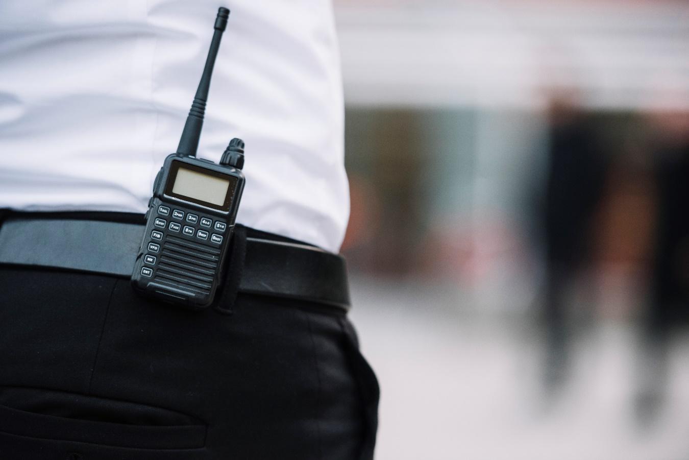 Una mano con un celular en la mano

Descripción generada automáticamente con confianza media