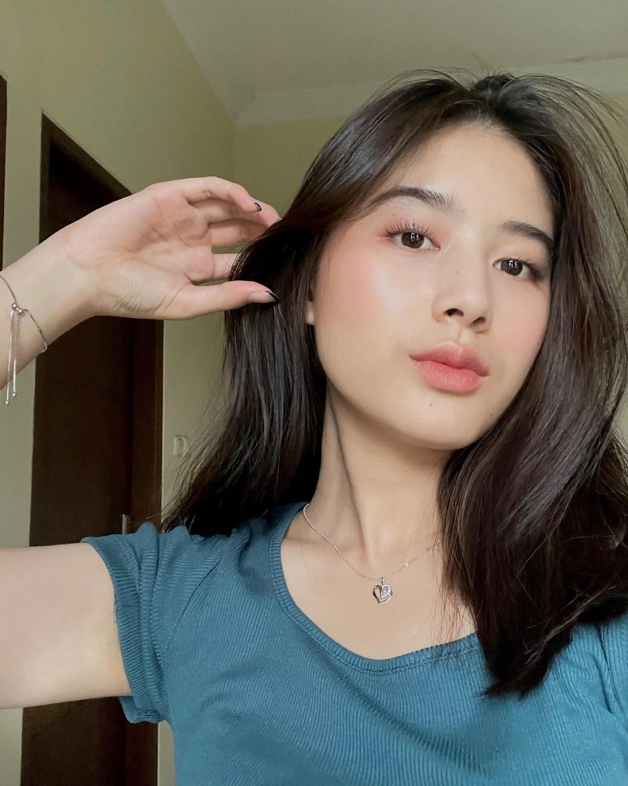 Gadis Cantik yang Membuat Setiap Gerakan Mereka Meninggalkan Jejak Hasrat, gadis cantik, jejak hasrat, cewek seksi