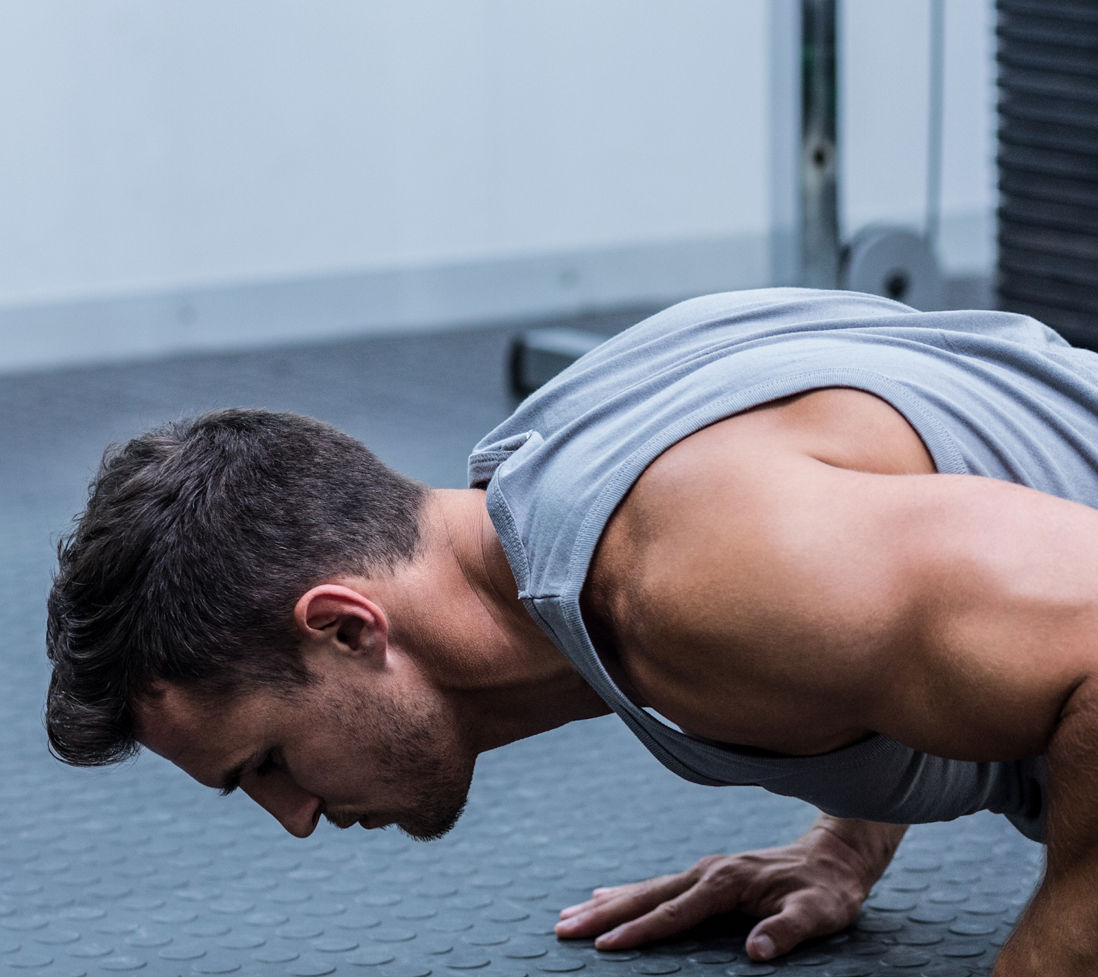 Mann som gjør pushups