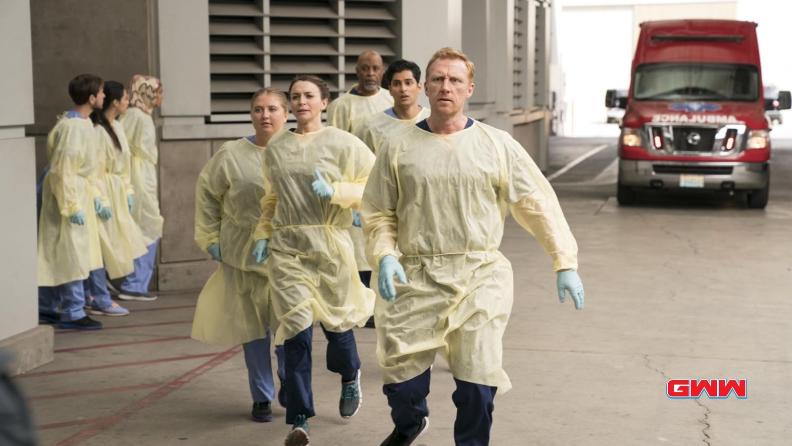 Doctors and nurses in scrubs running, Grey's Anatomy Season 21 Release Date