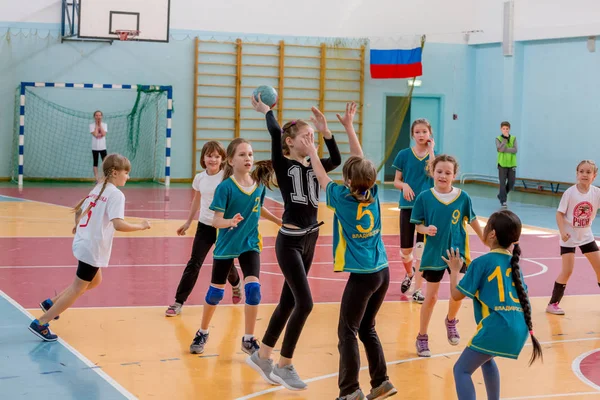 Kinder spielen Handball in der Turnhalle – Spaß und Bewegung im Handballtraining für Kinder