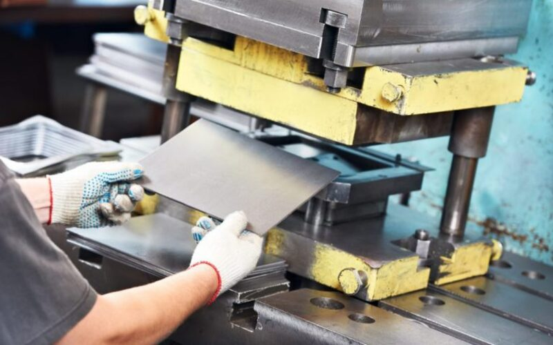 Doanh nghiệp cần đặc biệt lưu ý về tiếng ồn và khí thải trong quá trình gia công kim loại