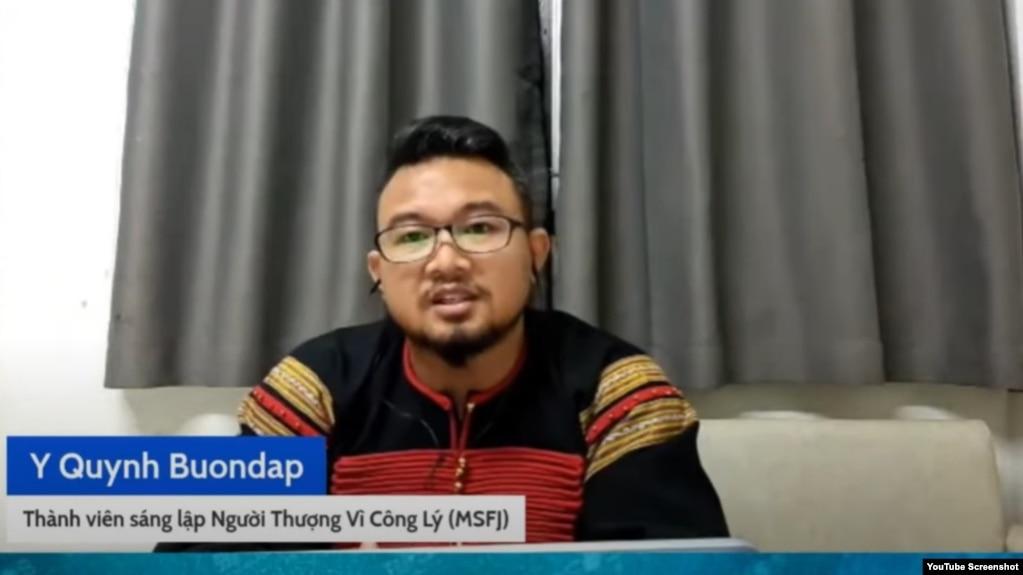 Ông Y Quynh Bdap, đồng sáng lập nhóm Người Thượng vì Công lý (MSFJ), ngày 30/11/2023. Photo YouTube Dak Lak News.