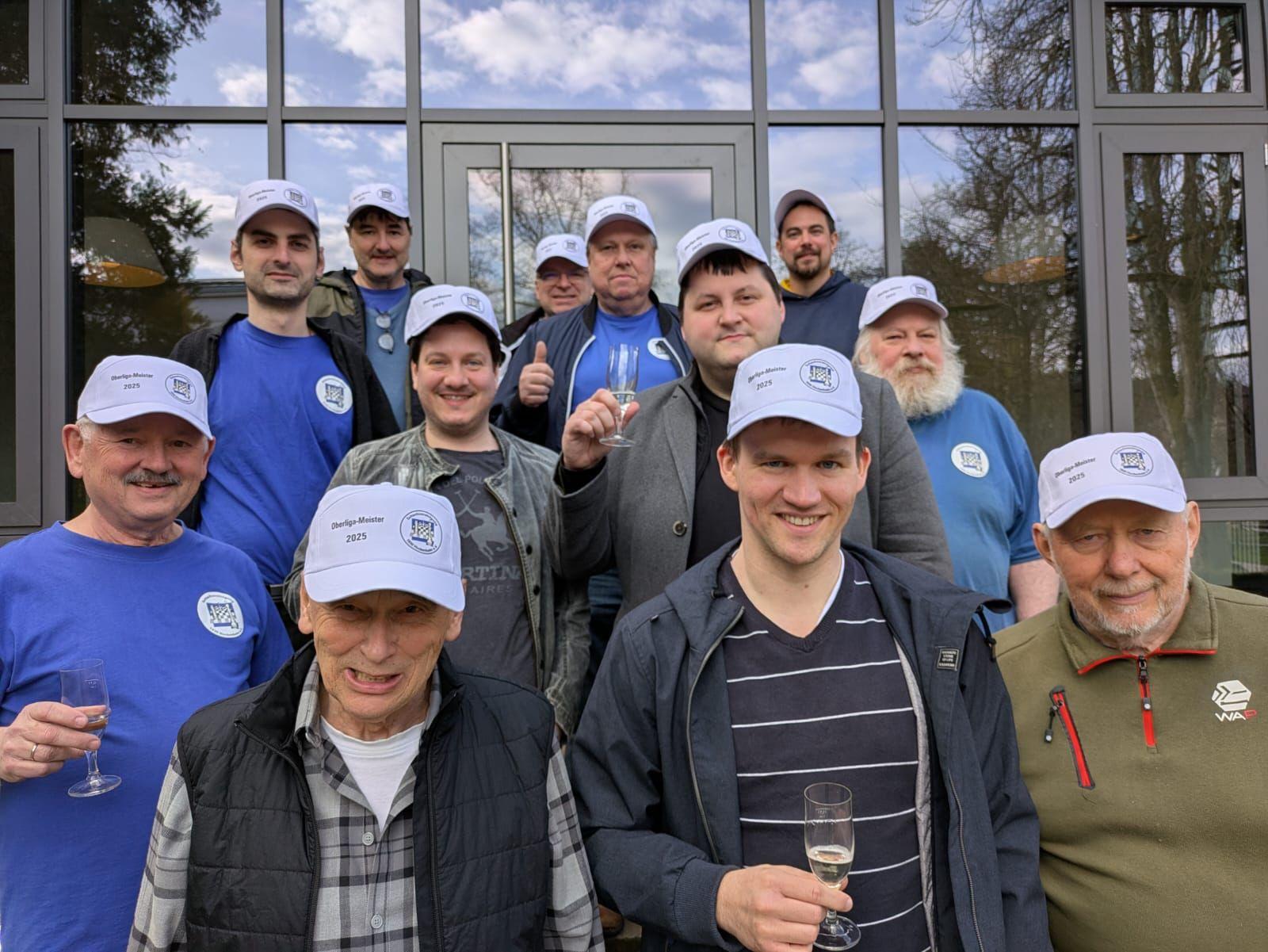 Ein Bild, das Kleidung, Person, Menschliches Gesicht, Mann enthält.

KI-generierte Inhalte können fehlerhaft sein.