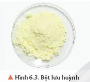 BÀI 6: SULFUR VÀ SULFUR DIOXIDEChào mừng các em đến với bài học ngày hôm nay!Thông qua video này, các em sẽ nắm được các kiến thức và kĩ năng như sau:Nêu được các trạng thái tự nhiên của nguyên tố lưu huỳnh (sulfur)Trình bày được cấu tạo, tính chất vật lí, hóa học cơ bản và ứng dụng của lưu huỳnh đơn chấtThực hiện được thí nghiệm chứng minh lưu huỳnh đơn chất vừa có tính oxi hoá (tác dụng với kim loại), vừa có tính khử (tác dụng với oxygen).Trình bày được tính oxi hoá (tác dụng với hydrogen sulfide) và tính khử (tác dụng với nitrogen dioxide trong không khí) và ứng dụng của sulfur dioxide (khả năng tẩy màu, diệt nấm mốc,...)Trình bày được sự hình thành sulfur dioxide do tác động của con người, tự nhiên, tác hại của sulfur dioxide và một số biện pháp làm giảm thiểu lượng sulfur dioxide thải vào không khí.HOẠT ĐỘNG KHỞI ĐỘNGSulfur (lưu huỳnh) còn được gọi là lưu hoàng, sinh diêm vàng, diêm sinh, đã được biết đến từ thời cổ đại. Theo em, nguyên tố lưu huỳnh có những tính chất gì và được ứng dụng vào sản xuất đời sống con người như thế nào?HOẠT ĐỘNG HÌNH THÀNH KIẾN THỨC