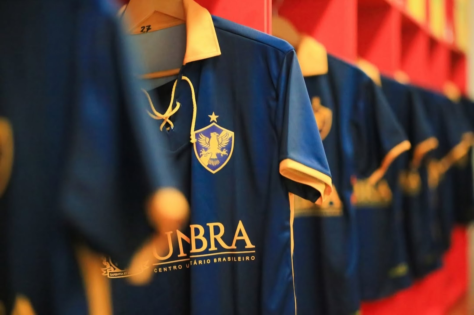 Uniforme azul e amarelo, cores do Retrô