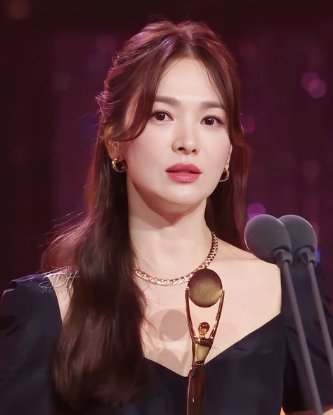 This contains an image of Song Hye Kyo