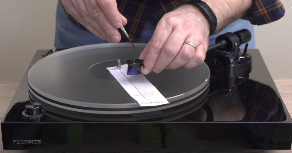 Aligning turntable cartridge with protractor