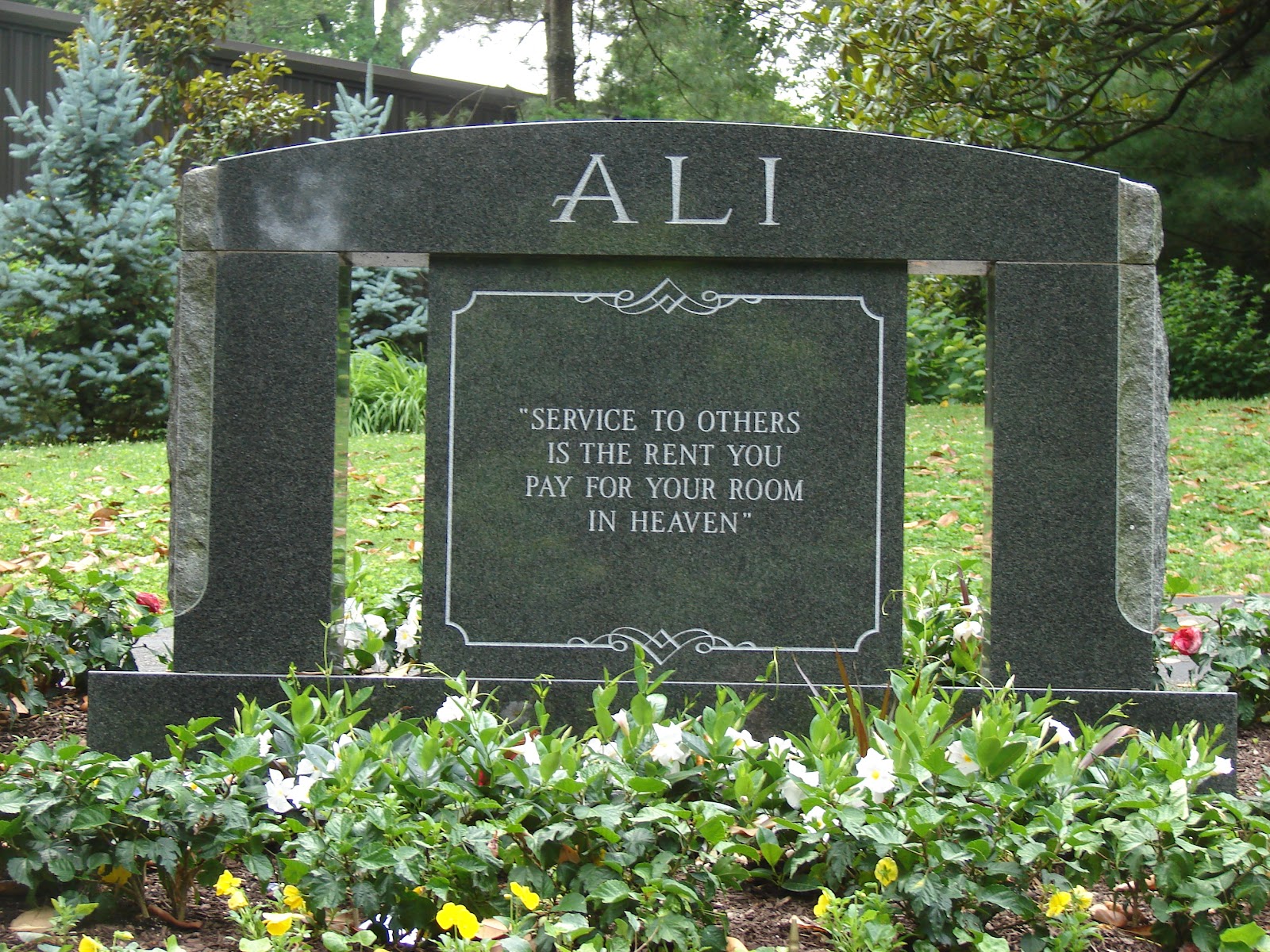 Lápide de Muhammad Ali com o epitáfio: "Service to others is the rent you pay for your room in haeven" que, em tradução livre, significa "o serviço prestado aos outros é o aluguel que você paga para ter seu quarto no paraíso".