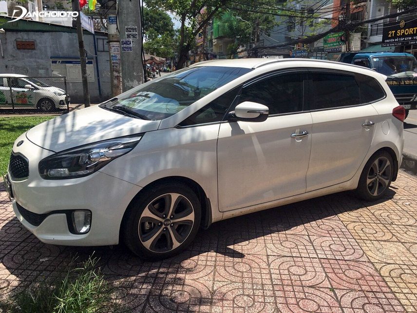 Kia Rondo 2016 nổi trội hơn Toyota Innova bởi có đèn chiếu sáng ban ngày dạng LED hiện đại