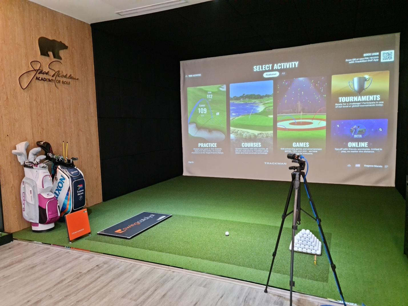 A golf club with a projector screen

Description automatically generated