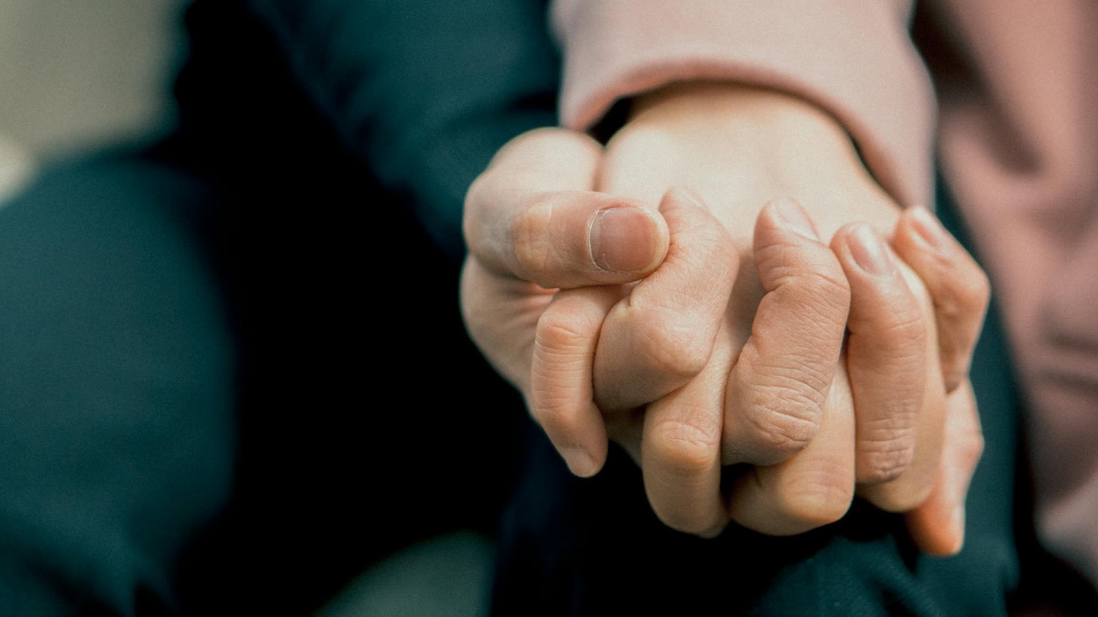 People holding hands | Source: Pexels