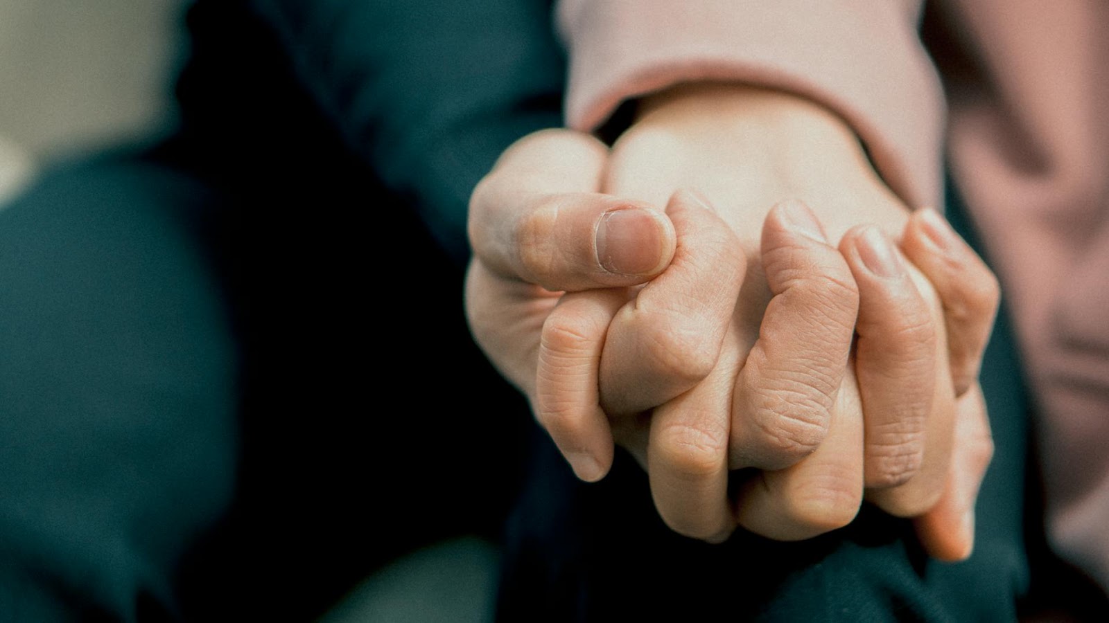 People holding hands | Source: Pexels