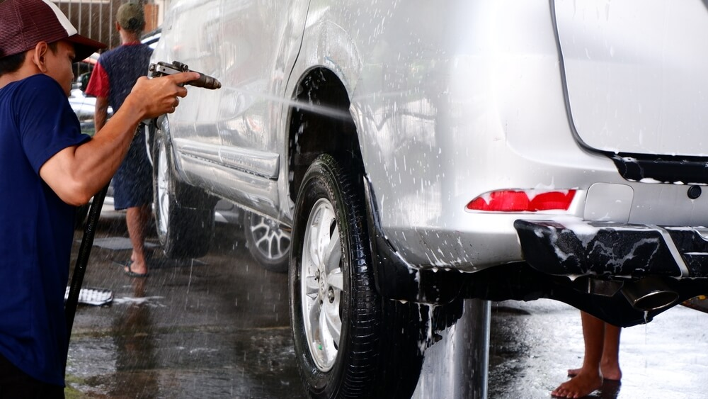 Langkah Aman dan Efektif Cuci Hidrolik Mobil Daihatsu yang Kecil