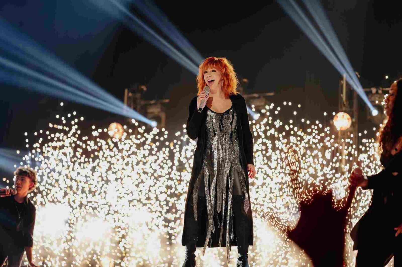Reba Mcentire Singing on a live show