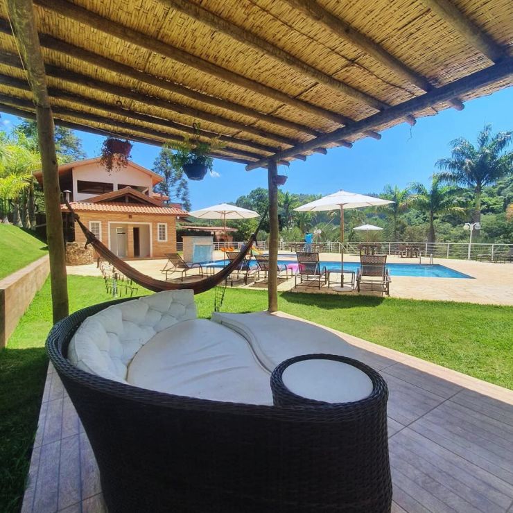 Foto da area de descanso próximo a piscina na pousada