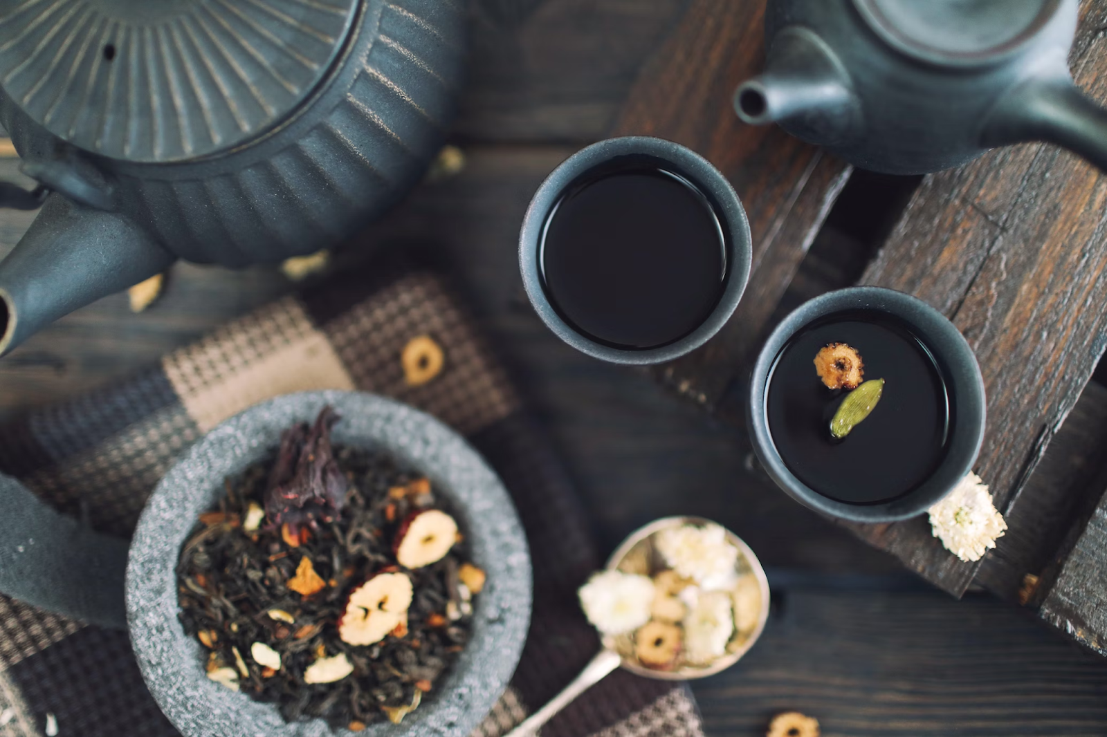 Two cups of Arabic coffee next to a bowl of ground spices - Credits Unsplash