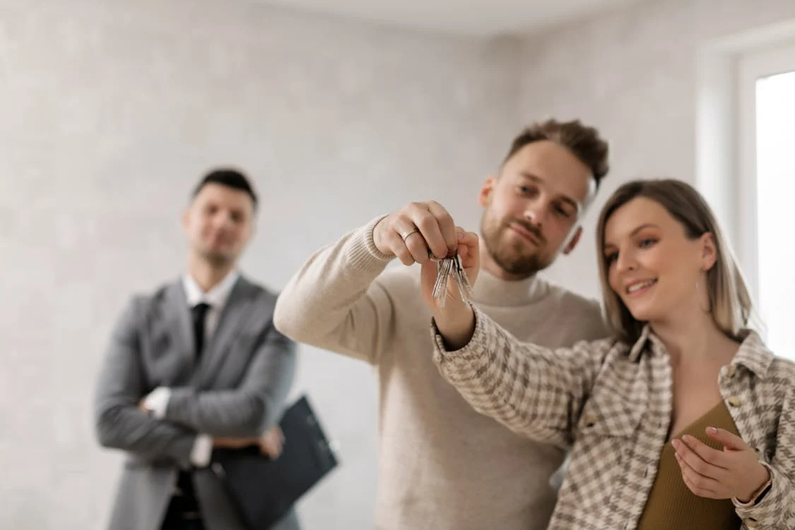A person and person holding keys

AI-generated content may be incorrect.
