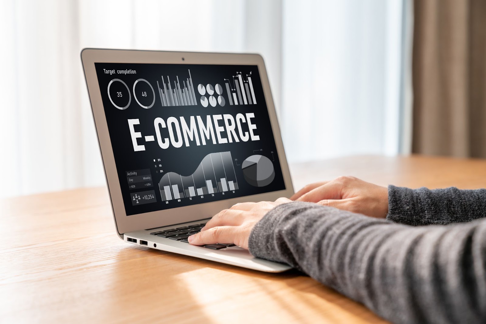 Mô hình kinh doanh thương mại điện tử (e-commerce) là hình thức bán hàng, trao đổi sản phẩm và dịch vụ qua các nền tảng trực tuyến
