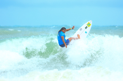 Juliana dos Santos é a única brasileira classificada para as semifinais (Foto: Aleko Stergiou / WSL Latam)