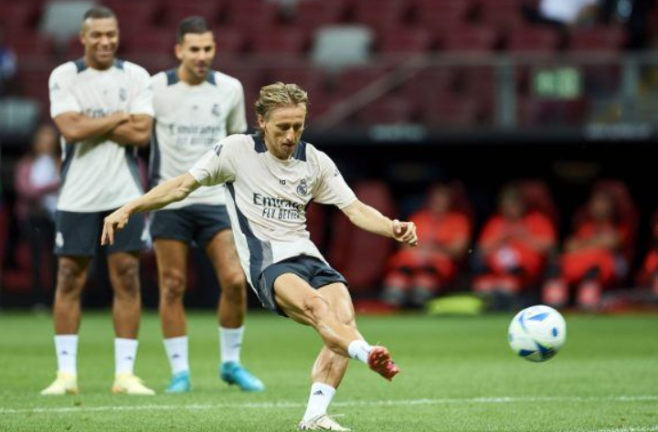 Luka Modrić trở thành cầu thủ nhận được nhiều danh hiệu nhất mọi thời đại của Real Madrid