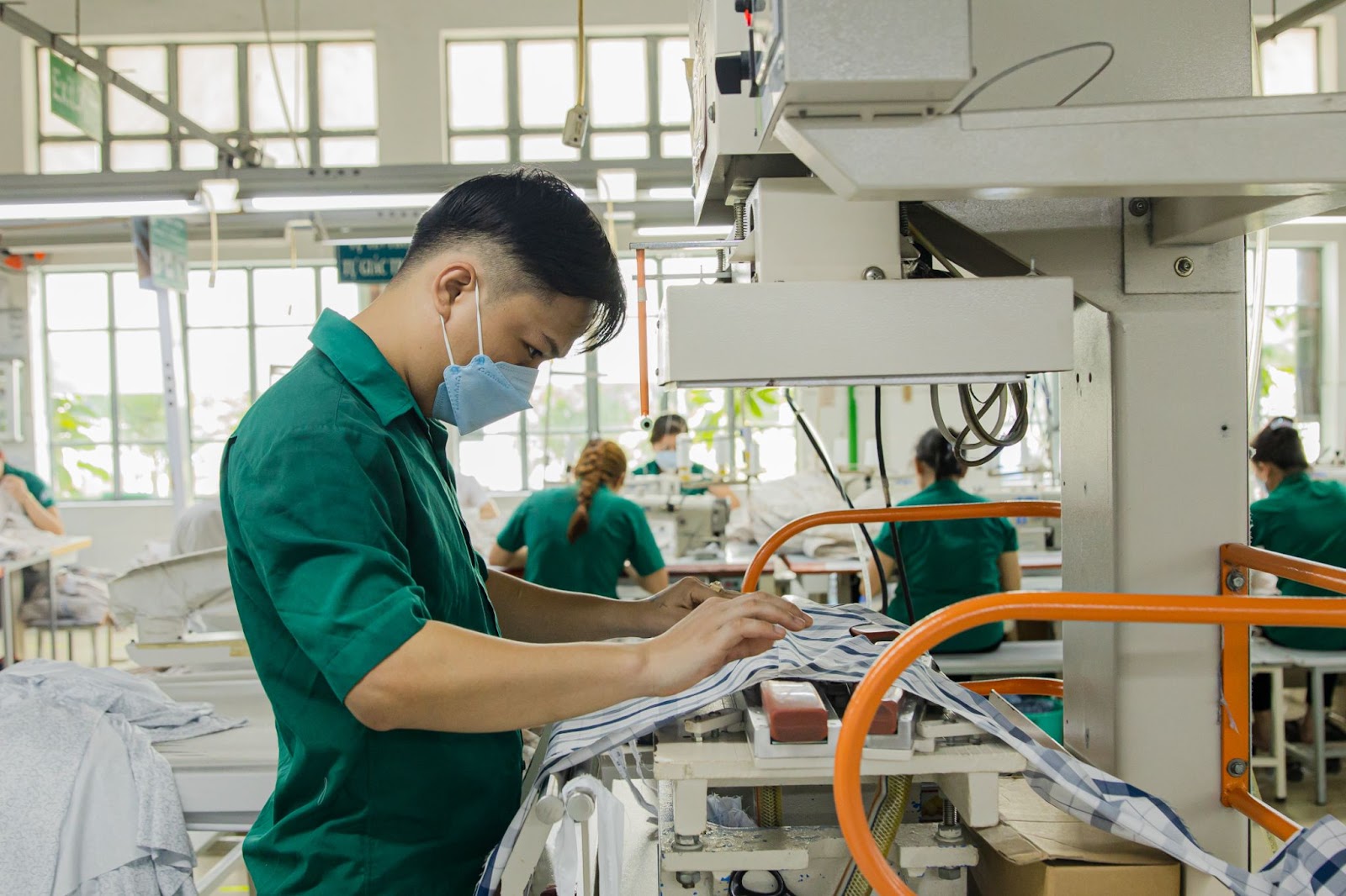 Nhân viên làm việc với máy đan