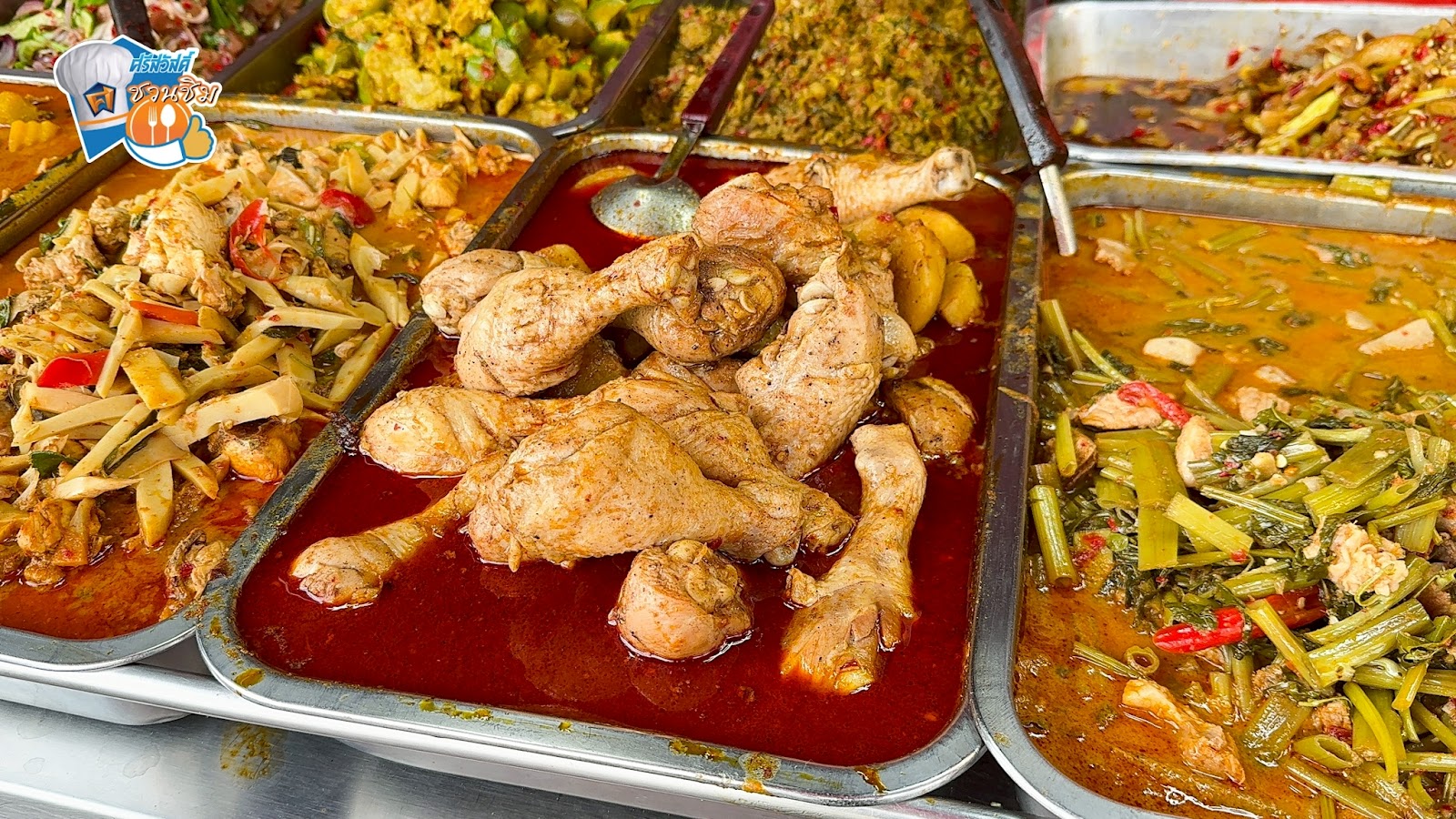 แกงมัสมั่นใส่น่องไก่ชิ้นใหญ่ เปื่อยนุ่ม เครื่องแกงเข้มข้น