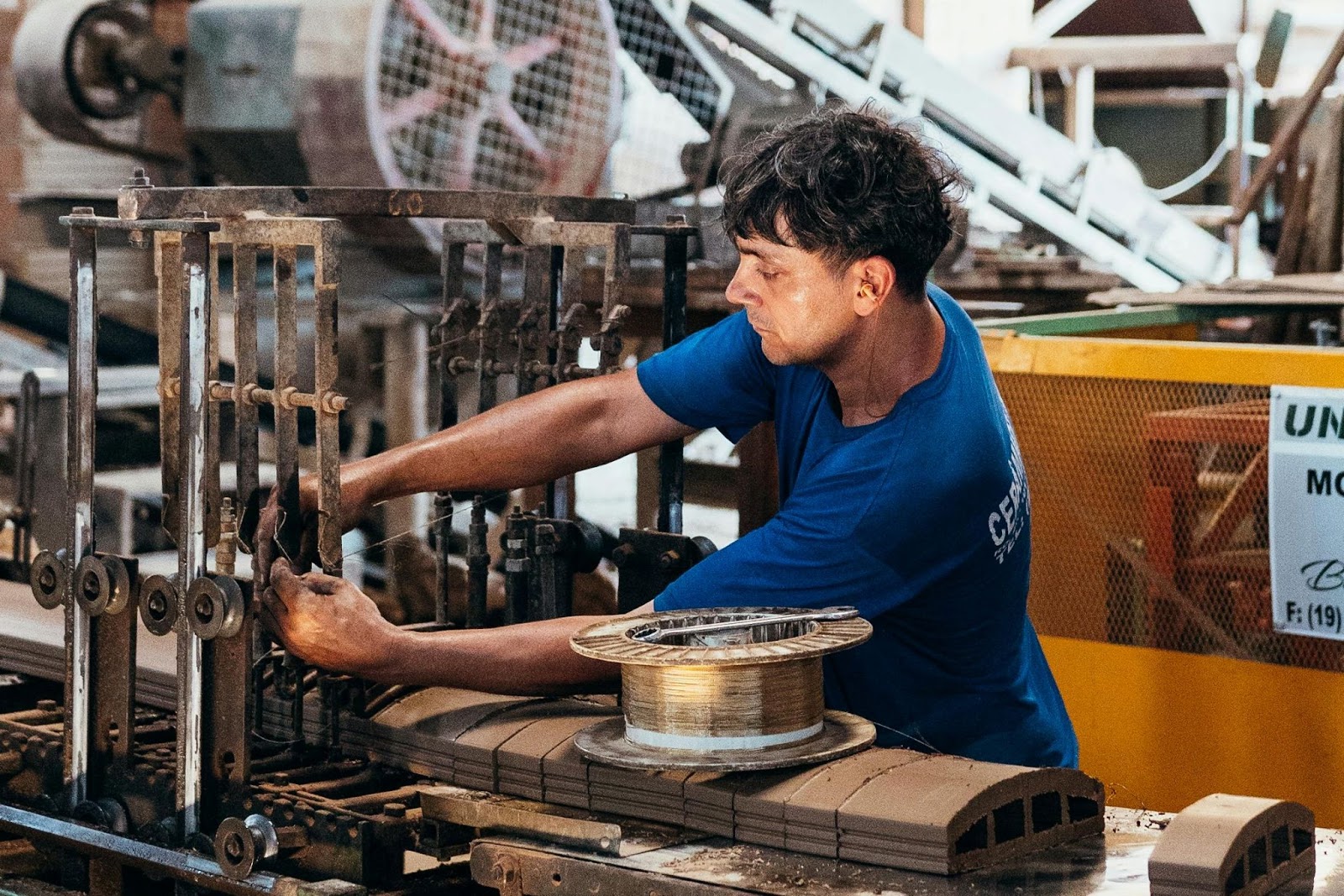 Staff Logistik saat produksi produk