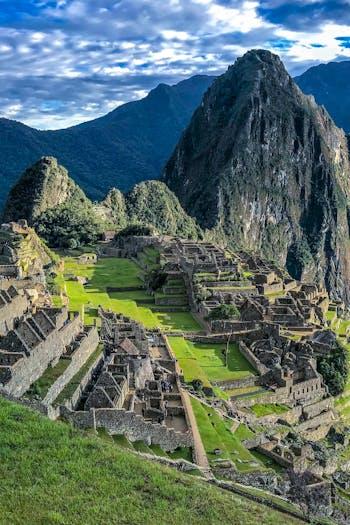 Vista de una montaña con pasto verde

Descripción generada automáticamente con confianza media