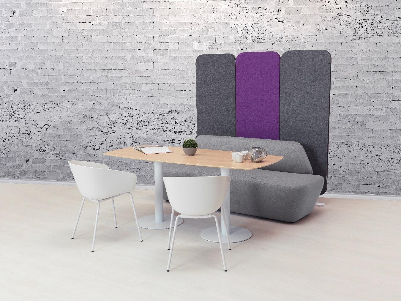 Una silla de madera

Descripción generada automáticamente con confianza media