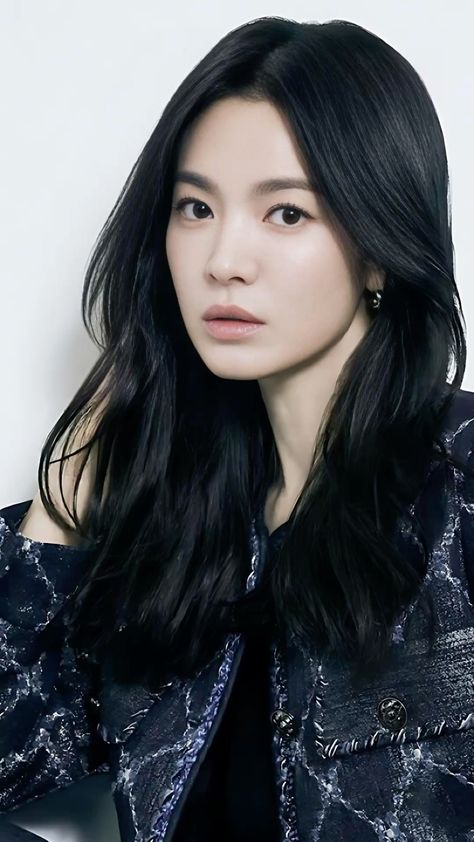 This contains an image of Song Hye Kyo 