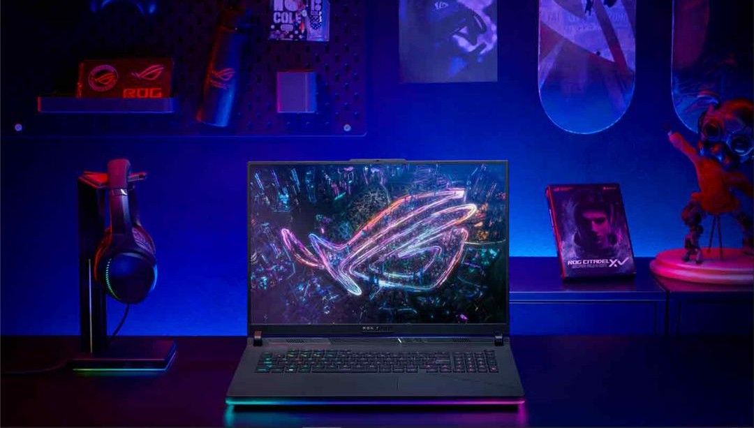 Notebook ROG Strix Scar com iluminação neon em ambiente gamer com destaque para o visual moderno.