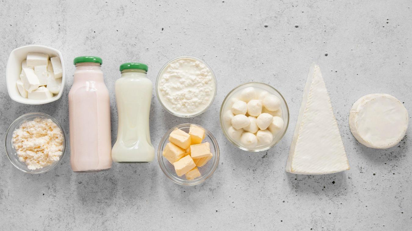 Alcuni alimento che contengono il calcio: formaggi, mozzarelle, latte e yogurt.