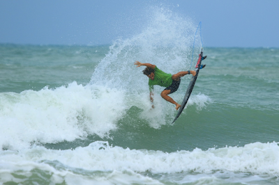 Mateus Sena é o natalense na briga pelo título do Circuito BB 2024 (Foto: Aleko Stergiou / WSL Latam)